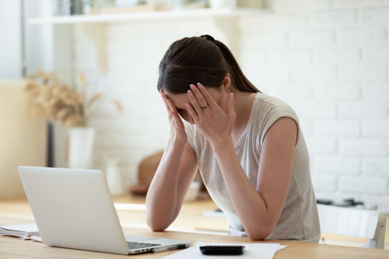 Distressed woman after a Nashville car accident, looking for the best car accident attorney near her.